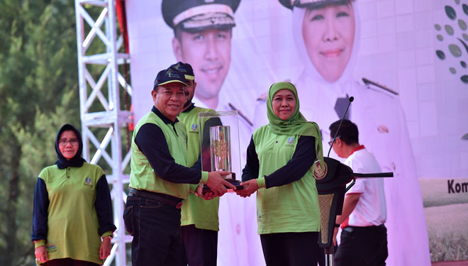 Bupati Lamongan, Fadeli menerima penghargaan Dokumen Informasi Kinerja Pengelolaan Lingkungan Hidup Daerah (DIKPLHD) dari Gubernur Jatim Khofifah Indar Parawansa. (FOTO: Humas dan Prorokol Pemkab Lamongan for TIMES Indonesia)