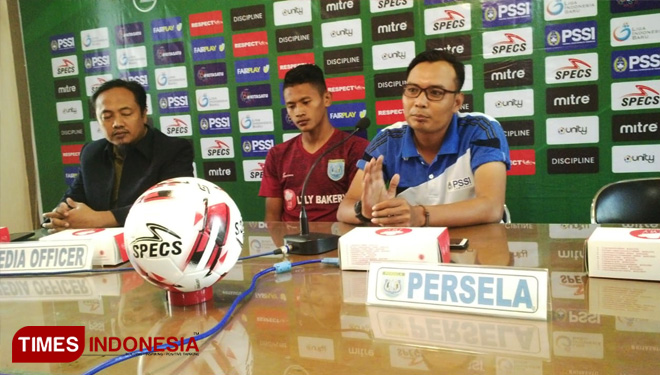 Lutfi Ludianto (biru putih), Asisten Pelatih Persela U-20 memberikan komentar pada sesi konferensi pers jelang pertandingan, Senin (29/7/2019). (FOTO: MFA Rohmatillah/TIMES Indonesia)