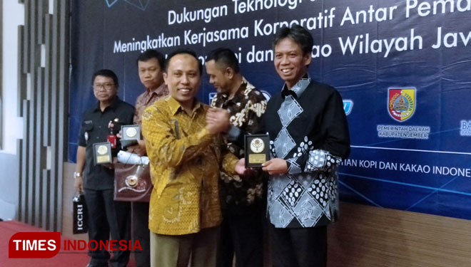 Mantan Bupati Bondowoso Amin Said Husni menerima cenderamata sebagai narasumber di FGD Coca Week, Jember, Senin (29/7/2019). (foto: Dody Bayu Prasetyo/TIMES Indonesia)