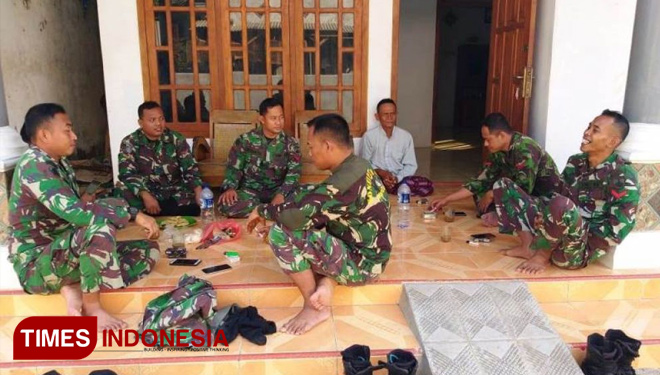 Keramaian salah satu rumah warga di lokasi TMMD Reguler 105 Kodim 0712 Tegal. (FOTO: AJP/TIMES Indonesia)