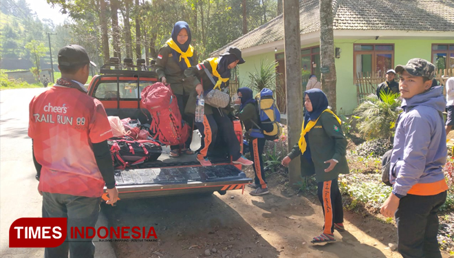 Petugas gabungan saat bersiap berangkat melakukan evakuasi Pendaki Gunung Arjuna. (foto: Muhammad Dhani Rahman/TIMES Indonesia) 