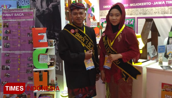 Nadhirotul Afirda dan M. Zainur Rizal, siswi-siswa SMKN 1 Dlanggu saat mengikuti lomba sudut baca vokasi di Plaza Insan Berprestasi, Jakarta Pusat. (FOTO: Nelis Susanti)