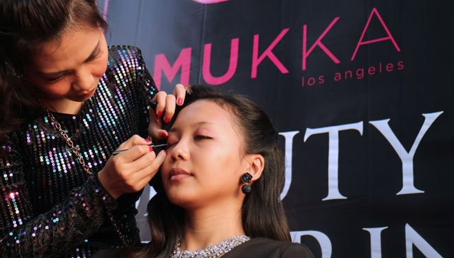 Niken Xu Make Up Artist mengaplikasikan riasan pada wajah model menggunakan ragam varian produk dari Mukka Kosmetik, Sabtu (27/7/2019). (Foto: Istimewa)