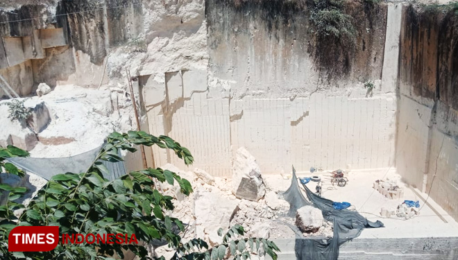 Lokasi tambang batu kumbung yang ambrol atau longsor dan menimpa dua orang pekerja di Desa Jadi, Kecamatan Semanding, Tuban, Senin, (29/07/2019) (FOTO: Achmad Choirudin/TIMES Indonesia)