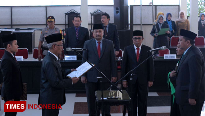 Bupati Salwa Arifin saat mengambil sumpah Syaifullah sebagai Sekretaris Daerah Kabupaten Bondowoso. (FOTO: Moh Bahri/TIMES Indonesia)