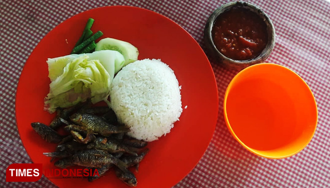 Lalapan iwak kali Bendungan Waru Turi Kediri. (FOTO: Muh Rofi'i/TIMES Indonesia)
