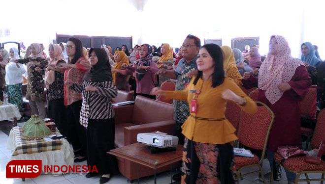 Suasana Refreshing kelompok pendukung Air Susu Ibu di Pendopo Kecamatan Bumiaji. (Muhammad Dhani Rahman/TIMES Indonesia) 