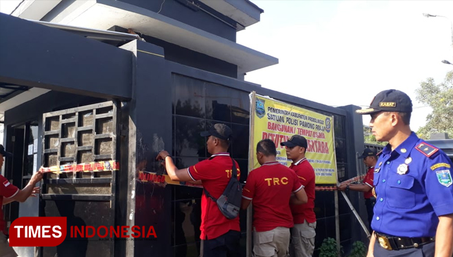 Satpol PP Buka Segel Pabrik Pengolahan Kayu di Probolinggo