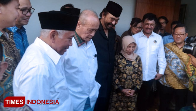 Mantan Ketua Umum Pimpinan Pusat Muhammadiyah Ahmad Syafii Maarif saat menerima Ketua Umum Partai Nasdem, Surya Paloh di rumahnya, Selasa (30/7/2019). (FOTO: Istimewa/TIMES Indonesia)