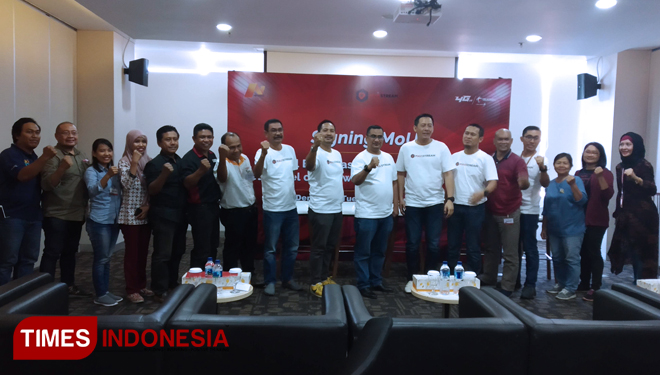 Penandatanganan Telkomsel Bali Nusa dengan Nirwana TV (Foto: Imadudin M/TIMES Indonesia)