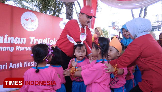 Wali Kota Madiun Maidi, berbagi kegembiraan bersama anak-anak Paud saat Hari Anak Nasional. (Foto: Pamula Yohar C/TIMES Indonesia)