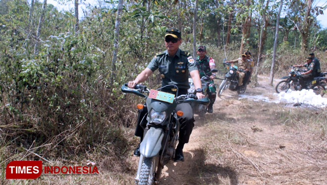 Kadispenad Brigjen TNI Candra Wijaya meninjau lokasi sasaran fisik TMMD 105 Sampang menggunakan motor trail, Rabu (31/7/2019). (Foto: TIMES Indonesia)