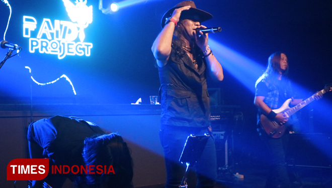Penampilan Paid Project dalam launching album perdana bertajuk Terbaik di Jimmys Club Hotel JW Marriott Surabaya, Selasa (30/7/2019) malam. (Foto: Lely Yuana/TIMES Indonesia)