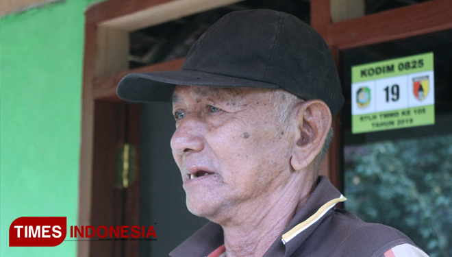 Pak Subari (74), warga desa Dasri Kecamatan Tegalsari penerima program TMMD 105. (Foto: Agung Sedana/ TIMES Indonesia)