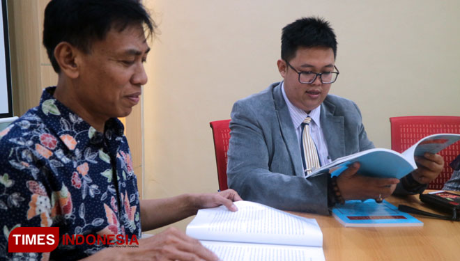 Prof Irwansyah (kiri) bersama Dr Prawitra Thalib (kanan) sedang melakukan persiapan standarisasi OJS Yuridika berbasis internasional, Senin (297/2019).(Foto: Lely Yuana/TIMES Indonesia)