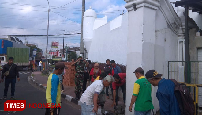 Sejumlah pekerja sedang memulai revitalisasi Bangunan Pojok Beteng Kulon Keraton Ngayogyakarta Hadiningrat, Rabu (31/7/2019). (FOTO: Dwijo Suyono/TIMES Indonesia)