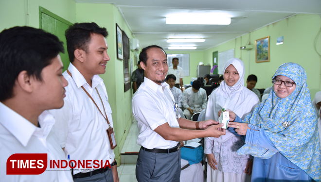 Service Senior Manager Speech Badak LNG, Bambang Budi Rahardjo  menyerahkan cenderamata kepada guru SMA IT yabis dan Perwakilan Siswa (Foto: Kusnadi/TIMES Indonesia)