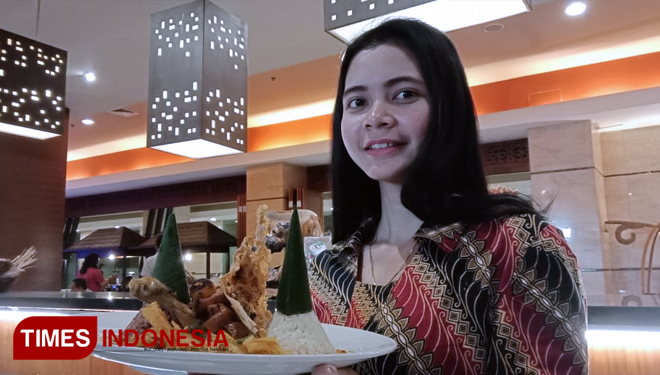 Solo Paragon Hotel & Residences pamerkan sajian nasi campur merah putih dan smoothies merah putih pada kamis (1/8/2019). (Foto: Mukhtarul Hafidh/TIMES Indonesia)