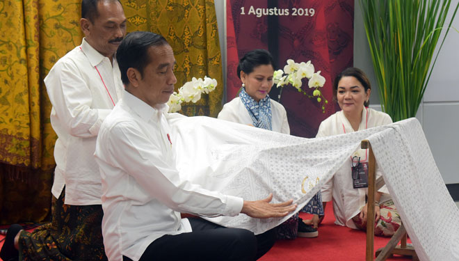 Goresan 'Gurdo' Presiden RI Jokowi Awali 74 Meter Batik Kemerdekaan