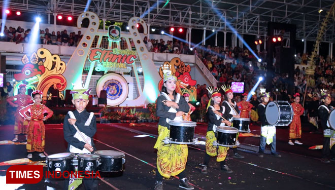 Pemkab-Banyuwangi-Menggelar-Festival-Drumband-Etnik-2019-b.jpg