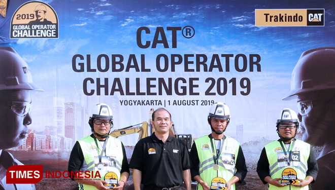 General Manager Java Trakindo, Tema Mendrofa foto bersama dengan peserta lomba operator alat berat. di Yogyakarta. (FOTO: Ahmad Tulung/TIMES Indonesia)