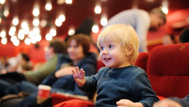 ILUSTRASI - Bayi Nonton di Bioskop. (FOTO: Istimewa)
