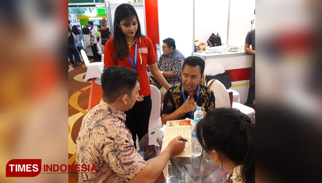 Kegiatan Management Alfamart di acara Pameran Waralaba Info Franchise & Business Concept Expo 2019 di Square Ballroom Surabaya Jalan Basuki Rakhmat, Kota Surabaya. (FOTO: Rudi Mulya/TIMES Indonesia)