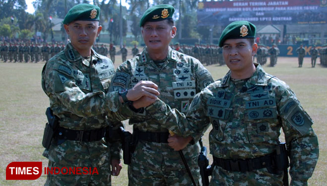 Panglima Divisi 2/Kostrad saat salam komando bersama Komandan Brigif 18/SEY dan Danmenarmed 1 /PY dalam giat sartijab di Lapangan Sapta Marga Divisi 2/Kostrad.(FOTO: Adhitya Hendra/TIMES Indonesia)