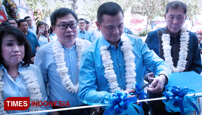 Peresmian kantor penjualan Zurich yang keenam di Surabaya oleh Budi Darmawan, Chief Distribution Officer Zurich Topas Life dan didampingi oleh Fenny Julia (Agency Senior Leader), Fredy Limpahala (Founder dan Pemilik Grha Blue Diamond Agency), dan David Ng