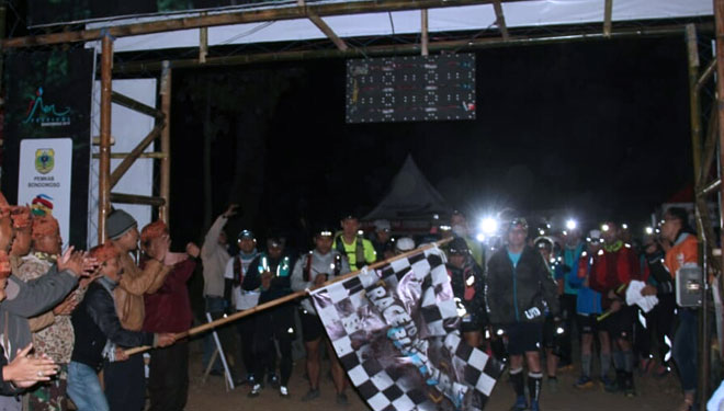Pemberangkatan peserta Ijen Trail Running 2019 kategori 70K. (FOTO: Moh Bahri/TIMES Indonesia)