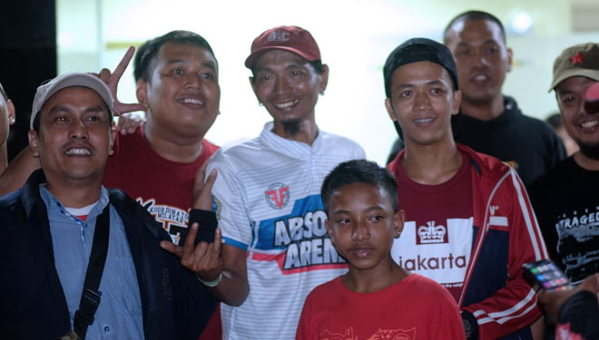 Kondisi Yuli Sumpil setelah keluar dari rumah sakit pasca insiden di Stadion Gelora Bung Karno. (Foto : Media Officer Arema FC)