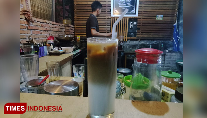 Kopi spesial ala cafe Ndang Bo Magetan saat di sajikan. (FOTO: Aditya Candra/TIMES Indonesia)