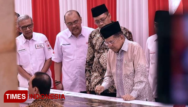 Wakil Presiden Republik Indonesia M. Jusuf Kalla yang juga Ketua Umum Palang Merah Indonesia (PMI) meresmikan 5 sekolah dan 3 masjid di NTB.