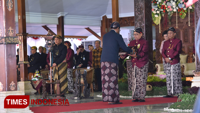 Bupati Blitar Rijanto menerima Pusaka Blitar pada acara Pisowanan Agung, Senin (5/8/2019). (Foto: Sholeh /TIMES Indonesia)