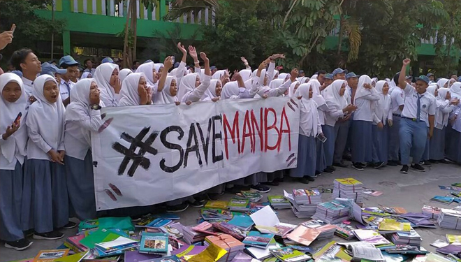 Siswa MAN Bangkalan ketika menggelar aksi demonstrasi di halaman sekolah. (FOTO: Istimewa)