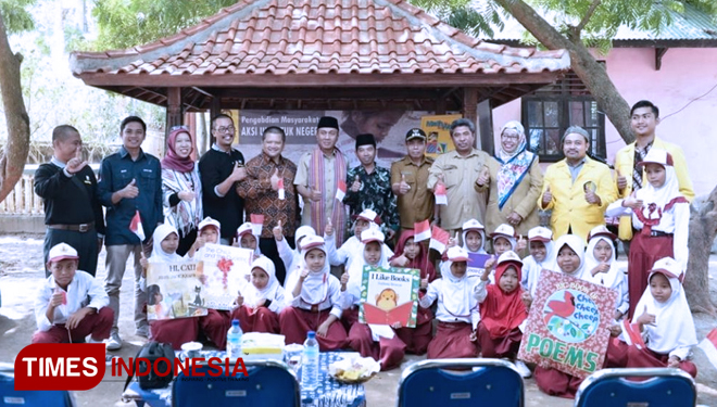 poto bersama, usai Bupati Lombok Barat H. Fauzan Khalid  meresmikan Berugak Baca di halaman SDN 3 Batulayar, Desa Batulayar, Lombok Barat. Berugak berukuran 2 x 3,5 meter.