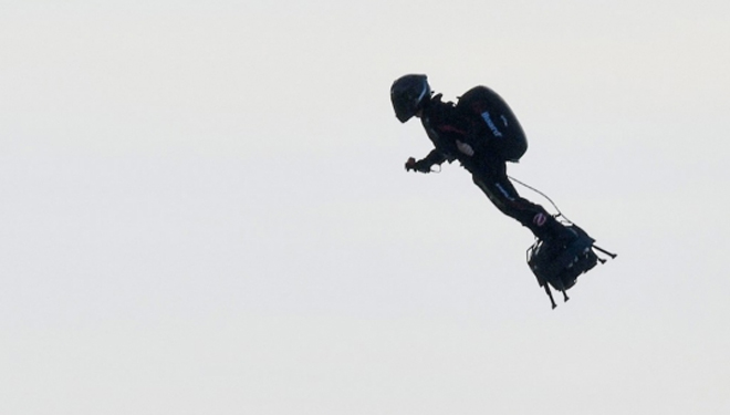 Bak Iron Man, aksi Frangky Zapata tatkala menggunakan Flyboard Air buatannya sendiri menyeberangi English Channel dengan dikawal 3 helikopter. (Foto: istimewa)