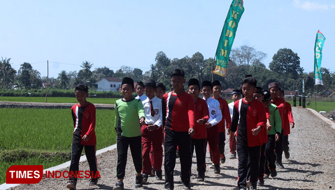 Siswa-SDI-Setail-sedang-berlatih-gerak-jalan-a.jpg