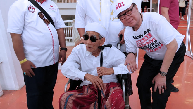 Kenangan saat Mendagri Tjahjo Kumolo berpose dengan almarhum KH Maimoen Zubair (Mbah Moen). (Foto: Istimewa)
