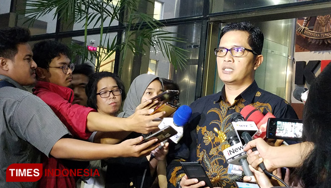 Kabiro Humas KPK, Febri Diansyah memberikan keterangan kepada wartawan di gedung KPK Jl Kuningan Persada Jakarta Selatan, Rabu (7/8/2019). (FOTO: Edy Junaidi ds/TIMES Indonesia)