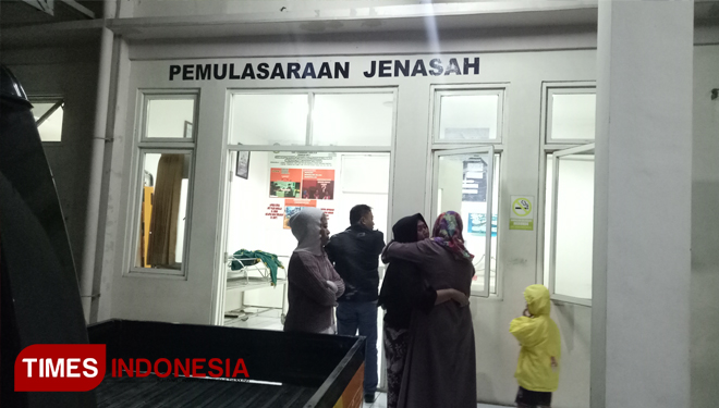 Keluar korban dugaan kasus pembunuhan tak kuasa menahan tangis ketika tiba di ruang pemulasaraan jenazah RSUD Bangkalan. (FOTO: Doni Heriyanto/TIMES Indonesia)
