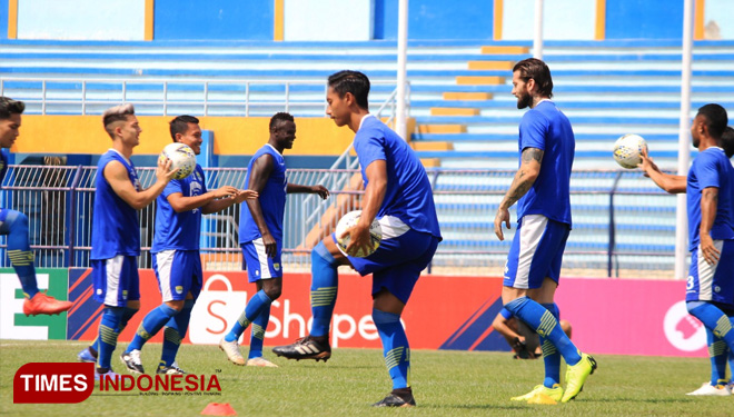 Skuat Persib Bandung melakukan official Training di Stadion Surajaya Lamongan, Rabu (7/8/2019). (FOTO: MFA Rohmatillah/TIMES Indonesia)