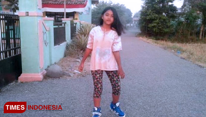 Vektor Tegak Gambar Anak  Bermain Sepatu  Roda  Kartun