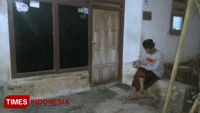 Salah satu rumah warga yang pintunya digedor. (Foto: Rizki Alfian/TIMESIndonesia)