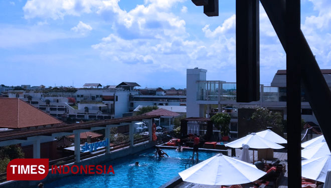 Fasilitas kolam renang di The ONE Legian Hotel Bali. (FOTO: Dok. TIMES Indonesia)
