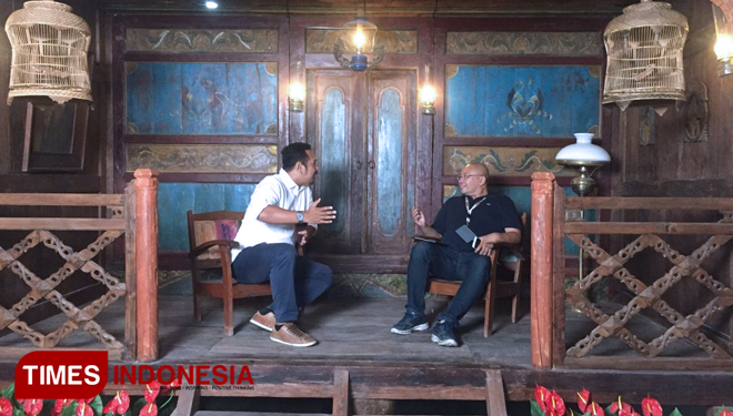 Dua pengunjung Asana Artseum Bali tengah berfoto di salah satu spot foto. (FOTO: Imadudin M/Times Indonesia)