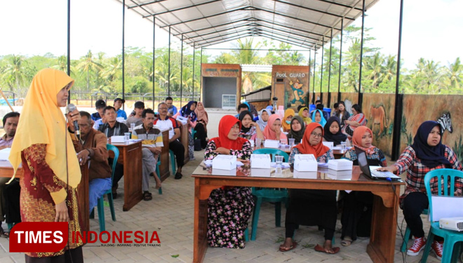 Ketua Tim Program Doktor Mengabdi 2019 Universitas Brawijaya Malang, Maulina Pia Wulandari, Ph.D dan ketika menjadi pemateri pada pelatihan di Umbuldamar Waterpark. (FOTO : Widodo Irianto/TIMES Indonesia)