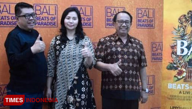 Livi Zheng bersama bupati dan wali kota Blitar. (Foto: Imam Kusnin/TIMES Indonesia)