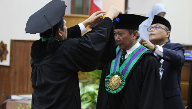 Rektor UMS Dikukuhkan Menjadi Guru Besar Bidang Manajemen Pendidikan
