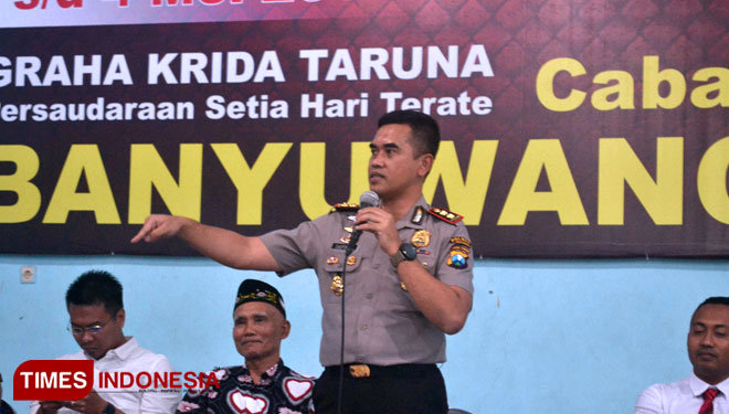 Kapolres Banyuwangi saat menyampaikan arahan kepada anggota PSHT Banyuwangi. (FOTO: Erwin Wahyudi/TIMES Indonesia)